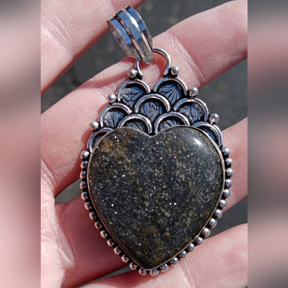New Heart Shaped Black Sunstone 925 Silver Pendant. - Picture 4 of 16